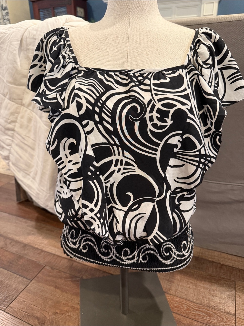 White House Black Market Black & White Abstract Flutter-Sleeve Blouse